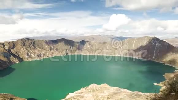 在奎洛托火山口上放大超时视频的预览图
