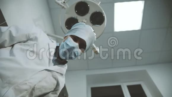 低镜头医生和护士看病人的镜头视频的预览图
