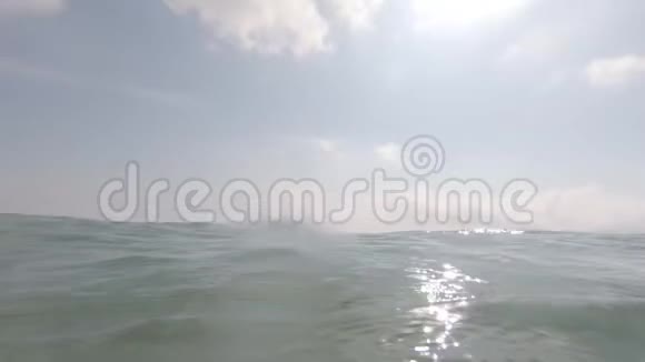 阳光和海浪在水下视频的预览图