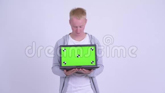 年轻的金发美女带着笔记本电脑视频的预览图