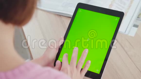 使用平板电脑绿色屏幕和女性手视频的预览图