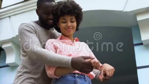 情侣拥抱新婚蜜月关系幸福感情视频的预览图