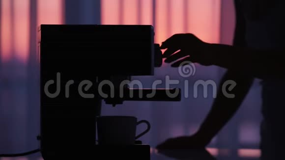 日出时女人在咖啡机里做新鲜的浓缩咖啡咖啡机视频的预览图