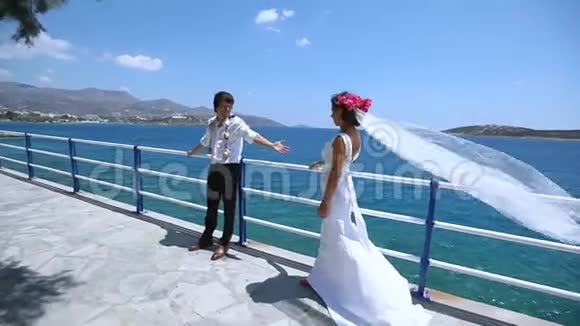 新娘和新郎在婚礼当天在户外海边散步视频的预览图