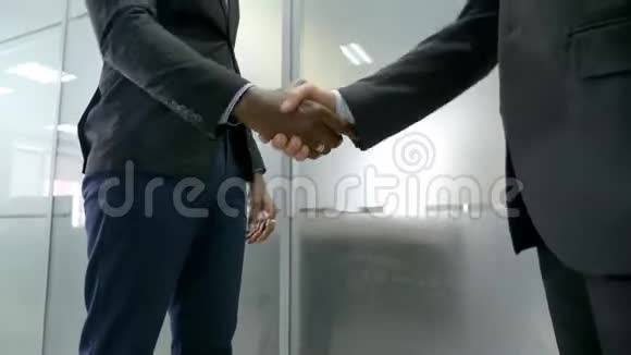 两位商业伙伴见面时握手视频的预览图
