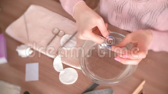 女人用尼珀切角质层自己修指甲特写双手手术工具放在桌子上上景视频的预览图