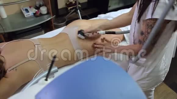 美容师对臀部和大腿进行硬件按摩视频的预览图