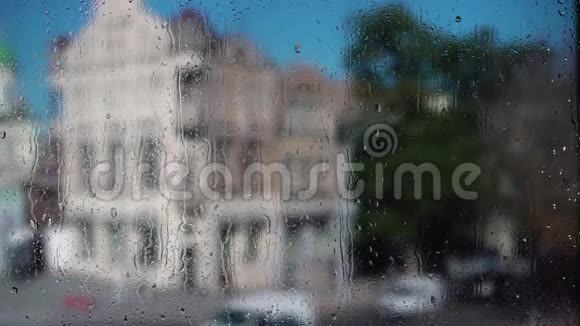 用雨滴把窗户关上模糊的背景视频的预览图