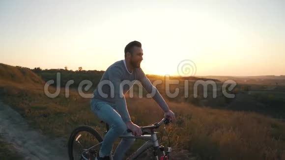 日落时分人们骑自行车视频的预览图