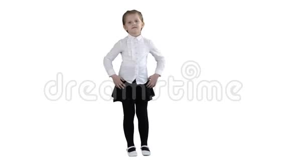 可爱的小女孩穿着白色连衣裙在白色背景上的相机上摆姿势视频的预览图