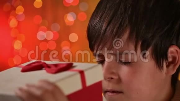 男孩得到他梦想的圣诞礼物视频的预览图