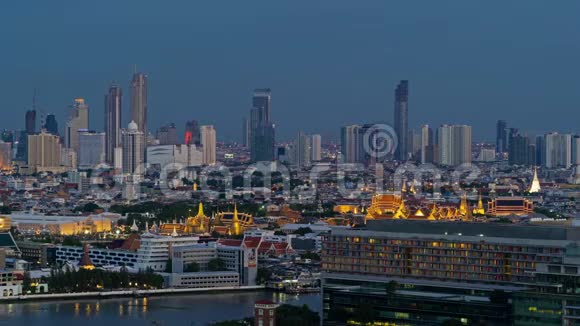 在泰国曼谷市祖母绿佛寺大皇宫和沃特佛寺时间流逝视频的预览图