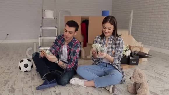 这对夫妇在他们的新公寓里数钱视频的预览图