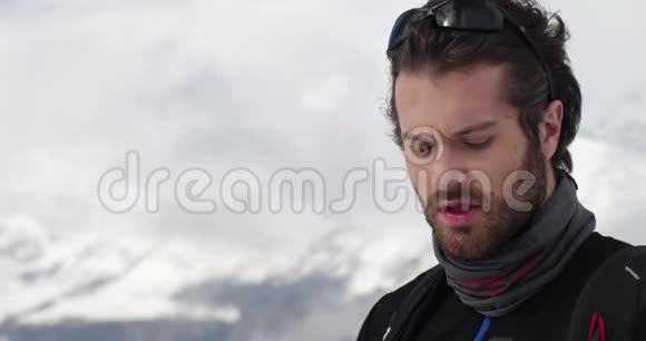 男人脸的细节戴上太阳镜和走路登山滑雪活动高山滑雪者冬季运动视频的预览图