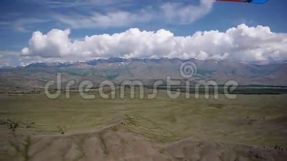 高山飞行看山脉视频的预览图