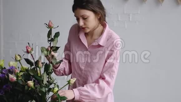 专业花店花店布置玫瑰视频的预览图
