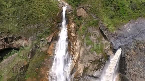 厄瓜多尔安第斯慢动作关闭瀑布视频的预览图