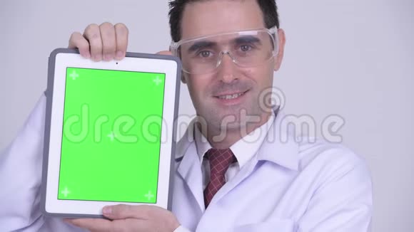 戴着数码平板电脑的防护眼镜的快乐帅哥医生视频的预览图