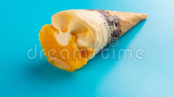 工作室拍摄迷你芒果或橙味冰淇淋融化在蓝色视频的预览图