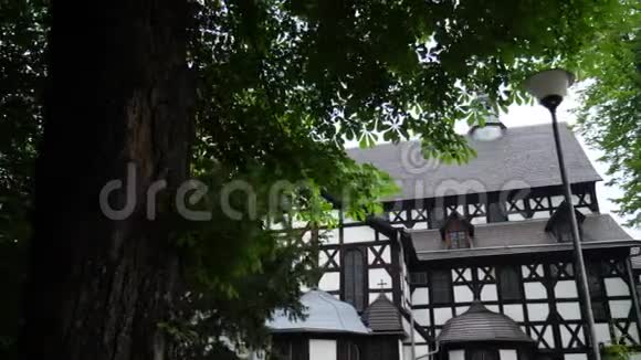 靠近绿树的大型木制宗教建筑视频的预览图