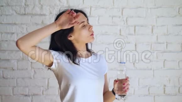 金发女人锻炼后喝水视频的预览图