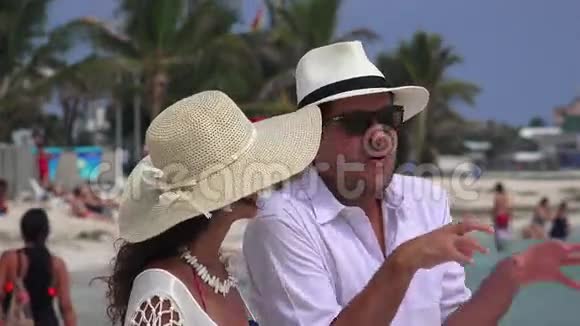 男人在度假时和妻子说话视频的预览图