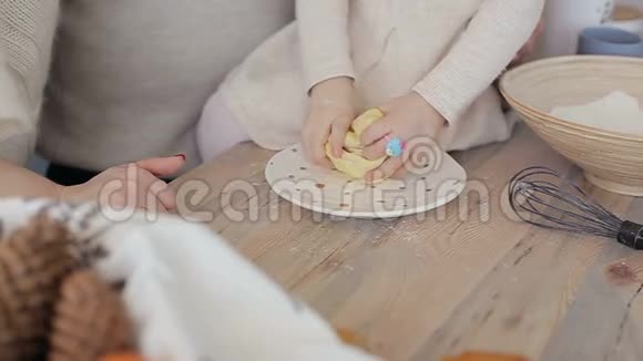 快乐的一家人在厨房里玩面粉玩得开心视频的预览图