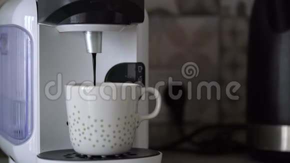 家胶囊咖啡机准备一杯新鲜咖啡烹饪结束时的蒸汽云视频的预览图