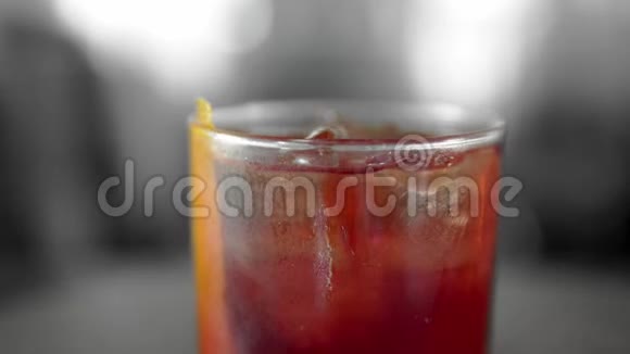 一杯尼葛罗尼酒很快就会旋转鸡尾酒杯里的柠檬皮喝干杜松子酒黑香肠的甜味视频的预览图