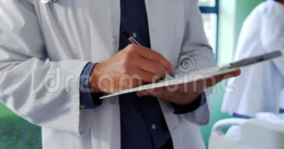 男医生在病房写字板上写字4k视频的预览图