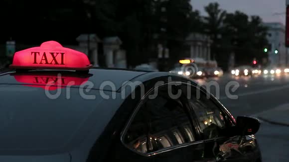 城市出租车在夜间的标志视频的预览图