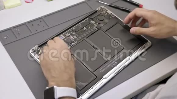 工程师修理损坏的笔记本电脑工程师提取笔记本电脑电池视频的预览图