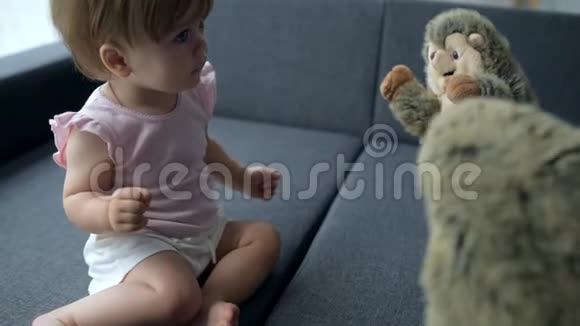 可爱的女儿看着她的玩具哭了视频的预览图