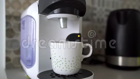 家胶囊咖啡机准备一杯新鲜咖啡烹饪结束时的蒸汽云视频的预览图