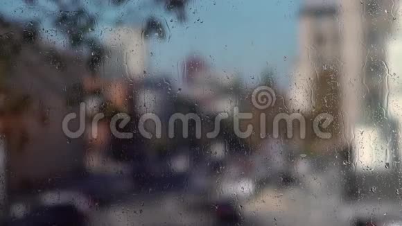 雨滴在家庭窗户上模糊的背景视频的预览图