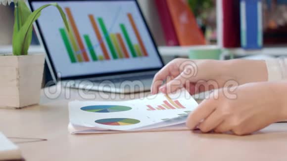 商务女性分析办公室财务图表商业文件分析视频的预览图