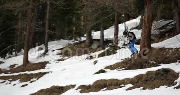 在森林附近自由滑雪登山滑雪活动滑雪者冬季运动高山户外视频的预览图