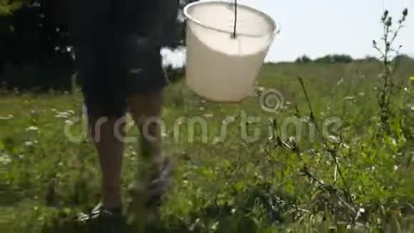 底景老村妇女带着一个空塑料桶去视频的预览图