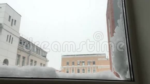 冬天窗外的景色视频的预览图