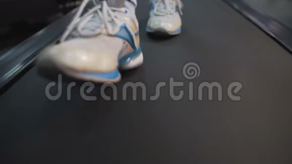 在健身房跑步机上行走的人的脚康复中心视频的预览图
