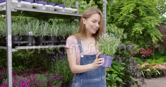 兴奋的女人带着盆花视频的预览图