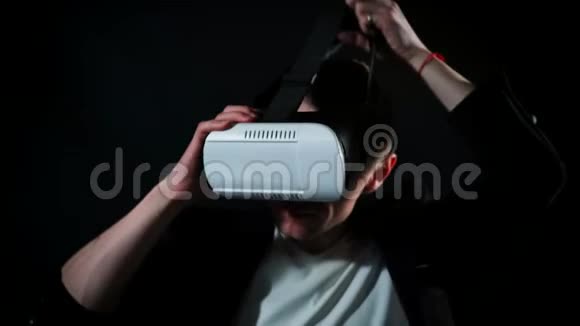 他在咖啡馆里用VR眼镜视频的预览图