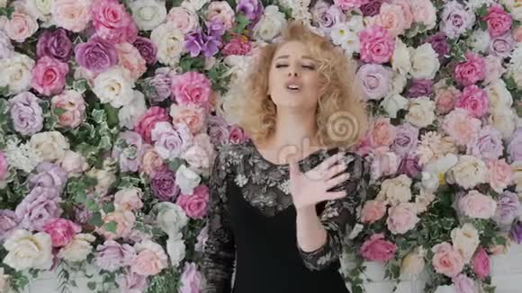 歌手在花的背景下唱歌视频的预览图