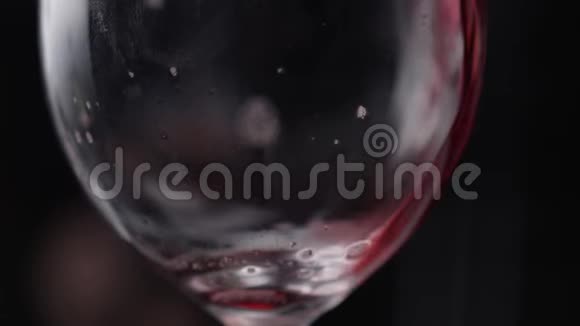 酒杯果汁葡萄酒把饮料倒入杯子里喷洒掉下去波浪视频的预览图