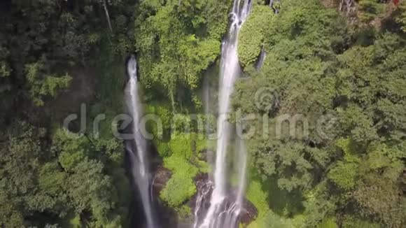 巨大的空中飞瀑在茂密的丛林中间从高处倾泻他们的水视频的预览图