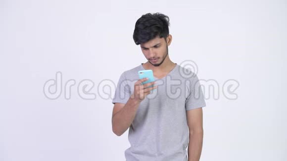 年轻有压力的印度男人用电话接坏消息视频的预览图