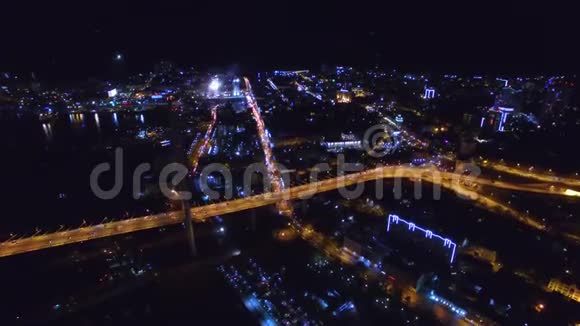 鸟瞰夜景城市俯瞰金角湾视频的预览图