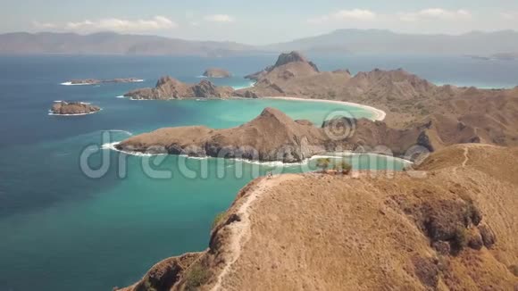 一个壮丽的海湾海岸与多山的地形在其中一座山上人们享受美丽的视频的预览图