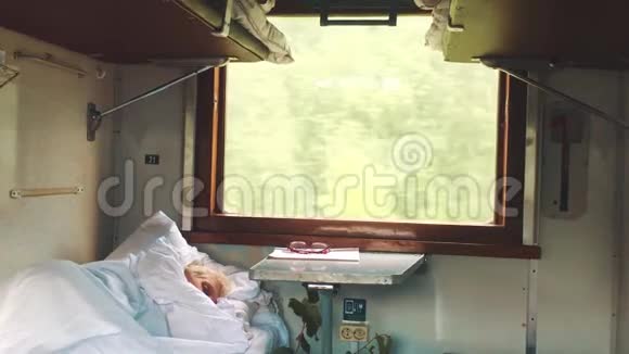 老人在火车上睡觉概念旅行车旅行车内部从内部可以看到经济型货车铁路景观视频的预览图