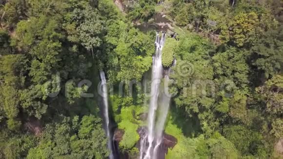在丛林深处隐藏的可怕的瀑布上从上面拍摄的令人叹为观止的照片是一个欣赏野生动物的地方视频的预览图